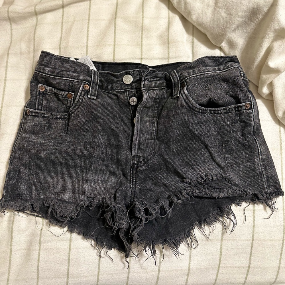 Black Levi’s shorts. Size 2 w26